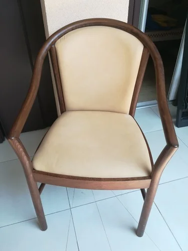Chaise en bois assise rembourrée simili-cuir beige