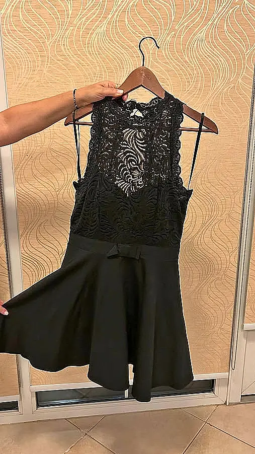 Robe noire dentelle et jupe evasee