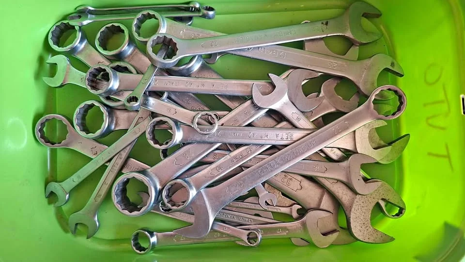 Lot keys and mixed tools - green box