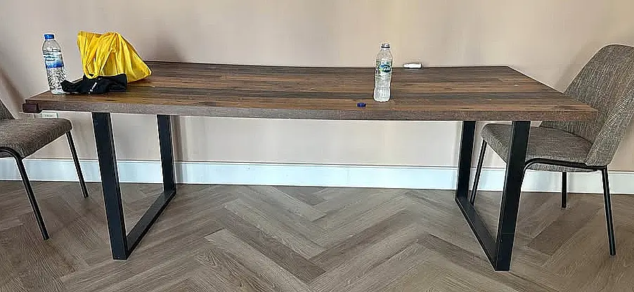 Grande table a manger bois et metal