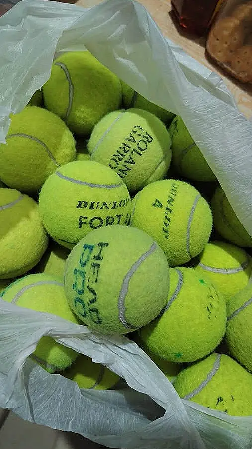 Lot de balles de tennis usagees