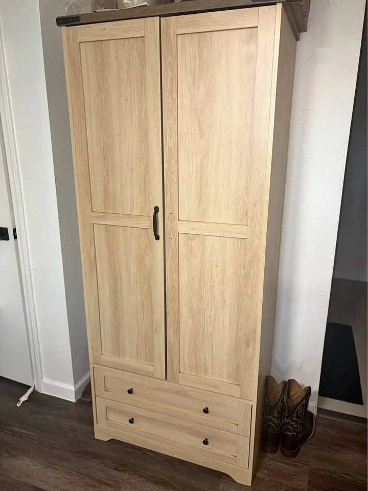 Armoire en bois clair avec deux tiroirs