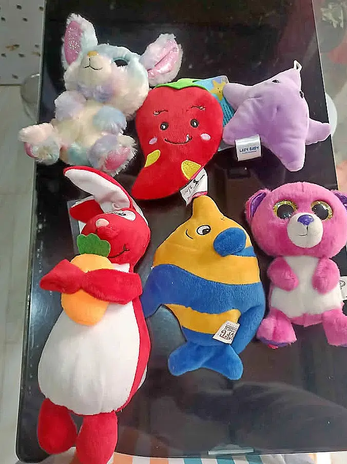Seis peluches pequeños nuevos
