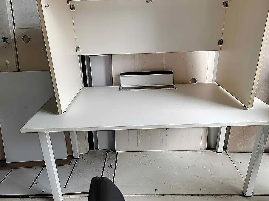 Bürotisch mit Trennwand