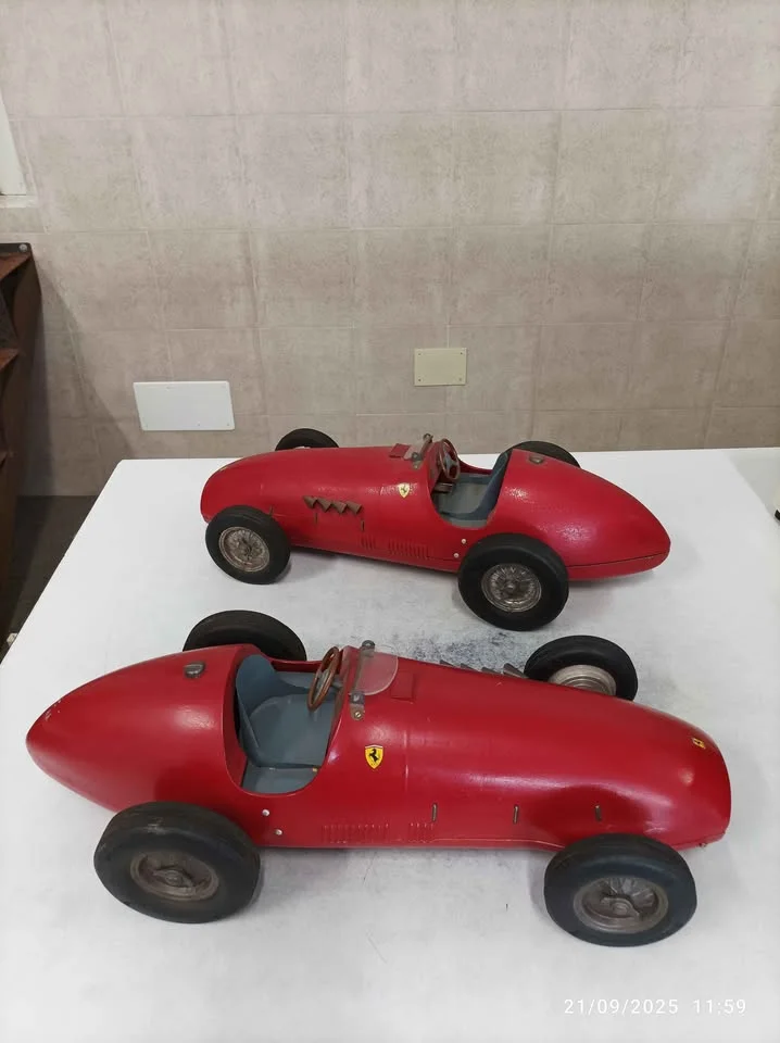2 vintage Ferrari F1 cars - 60s models