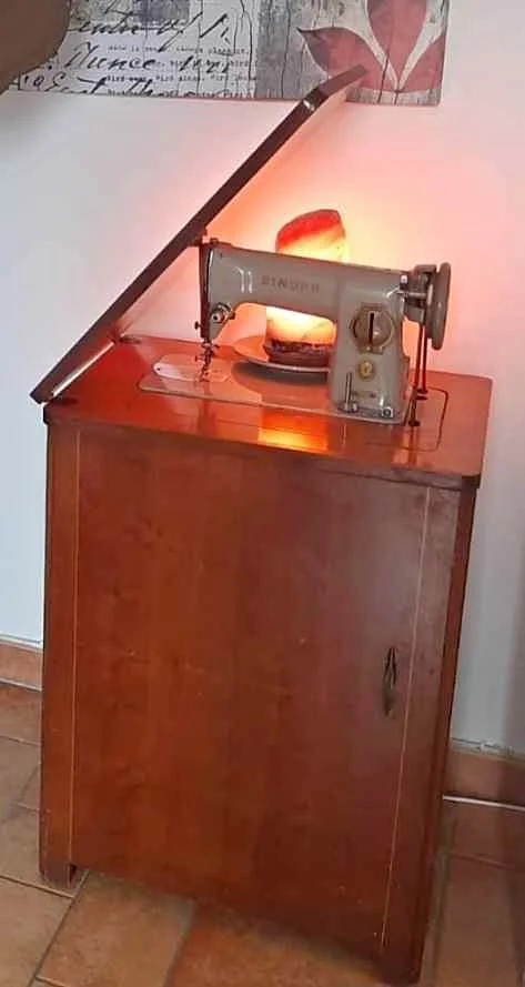 Vintage Singer sewing machine - wooden cabinet