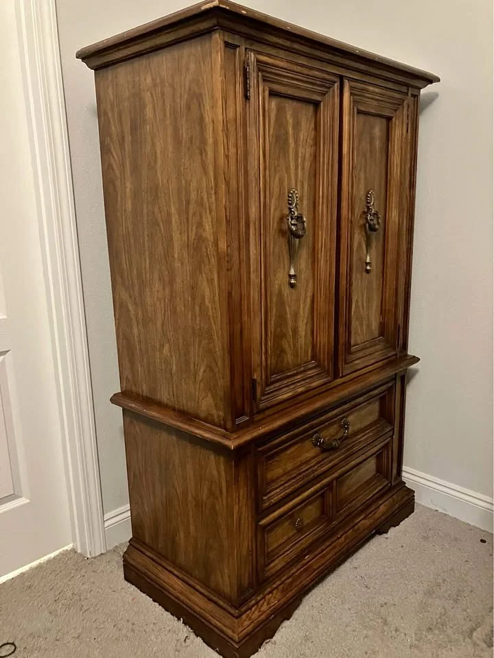 Armoire classique en noyer avec tiroirs
