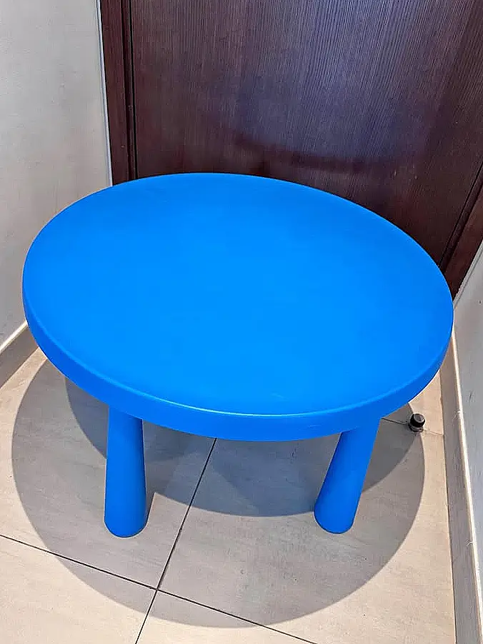 Petite table ronde bleue en plastique