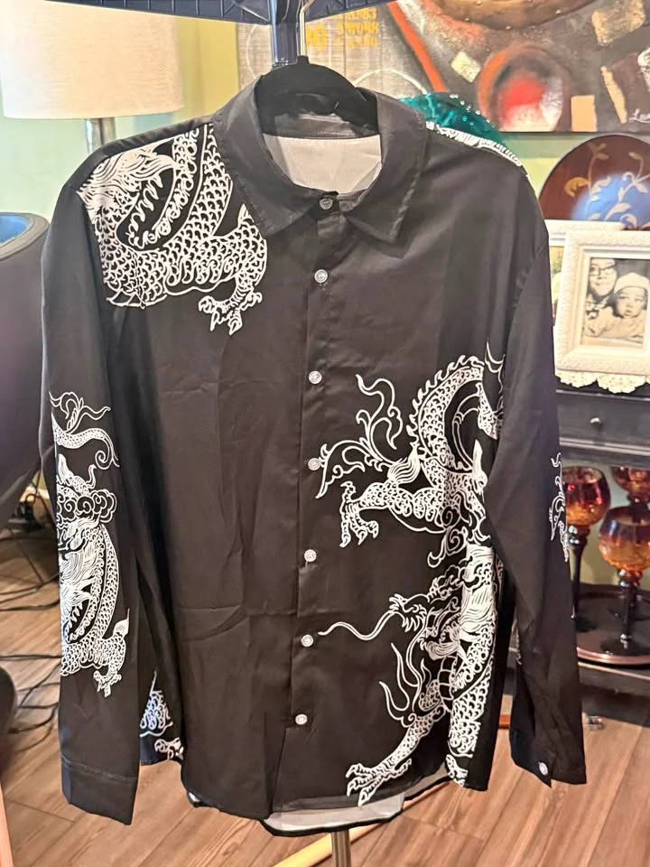 Camicia nera con stampe di draghi