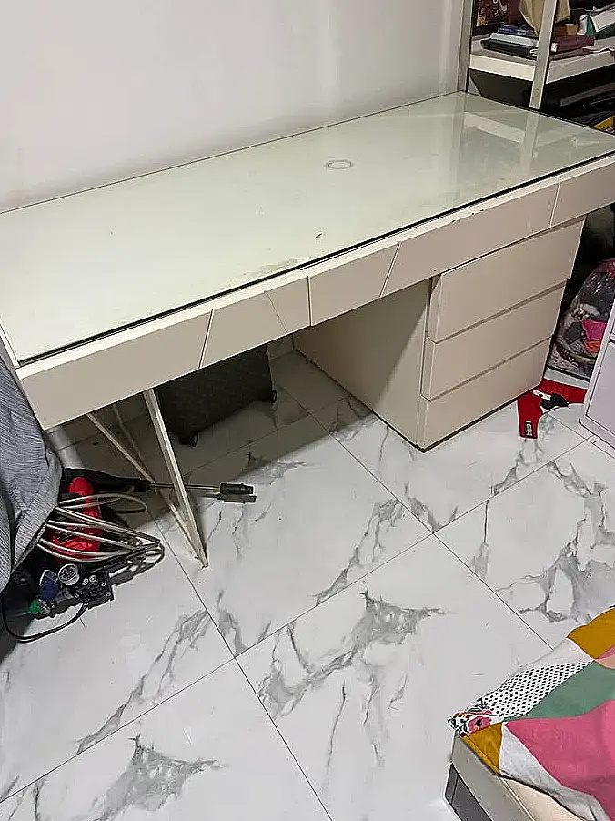 Escritorio lacado con tablero de cristal