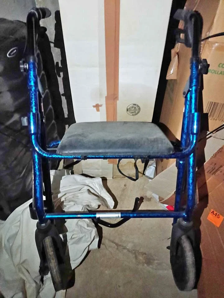 Fauteuil roulant pliable léger - bleu clair