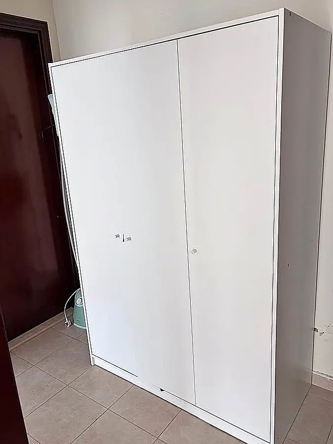 Armoire blanche a trois portes