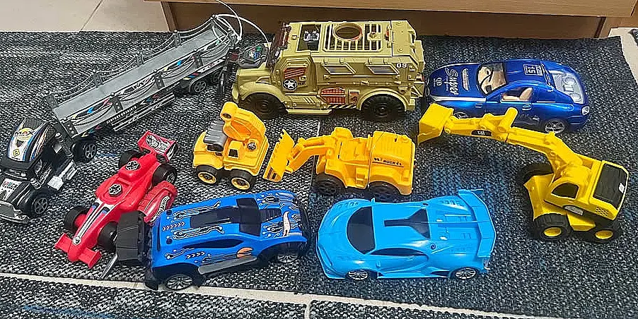 Lot de voitures et camions en plastique