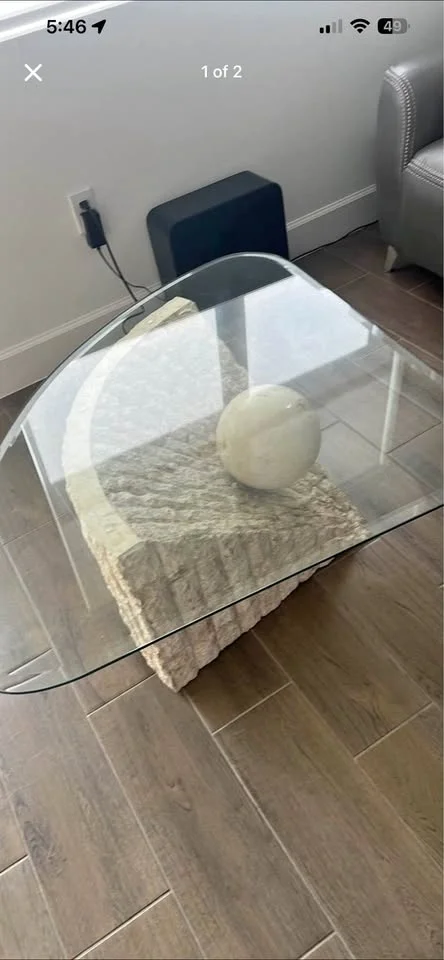 Tavolino in vetro con base in pietra naturale
