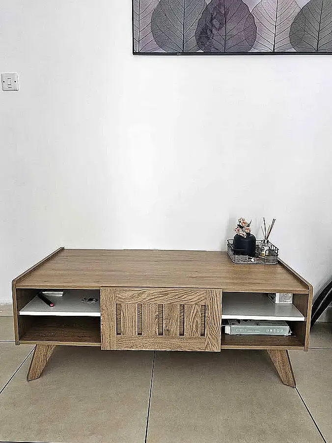 Meuble bas en bois clair avec niches