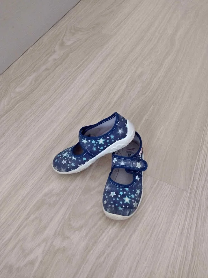 Children's shoes with stars and velcro - size 26