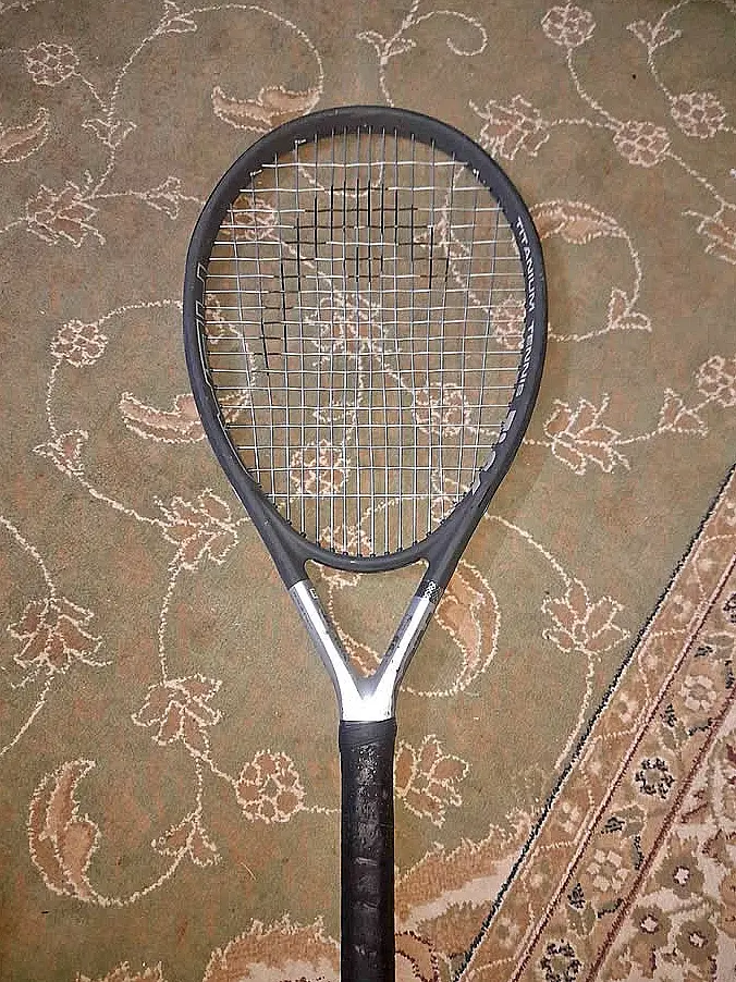 Raquette de tennis noire et argent