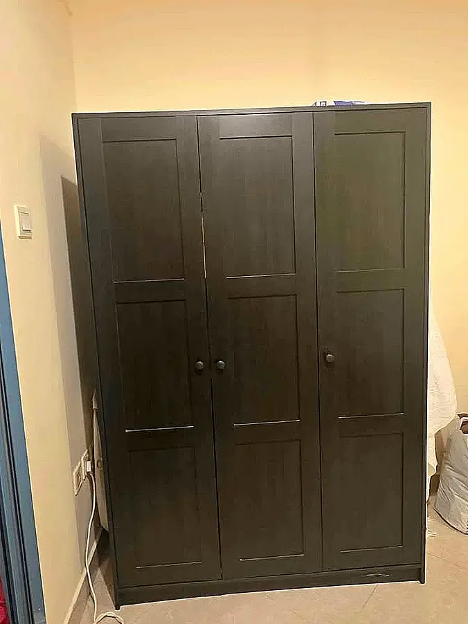 Armoire trois portes en bois brun fonce