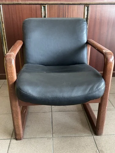Poltrona da ufficio ecopelle nera struttura in legno