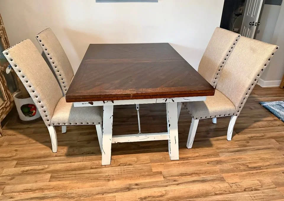 Tavolo da pranzo rustico con 4 sedie imbottite