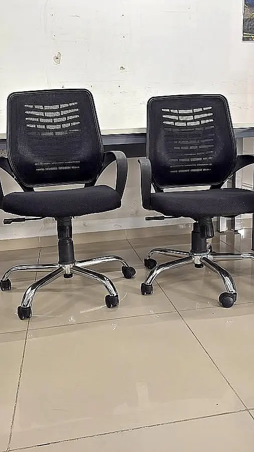 Dos sillas de oficina iguales