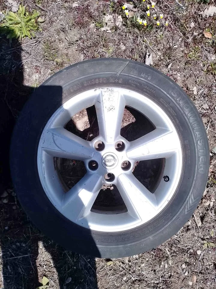 Nissan alloy wheel with 195/65 R15 tyre