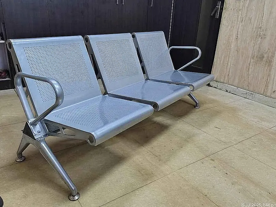 Dreisitzige Wartebank aus Metall