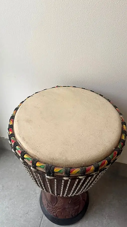 Djembe en bois a peau naturelle