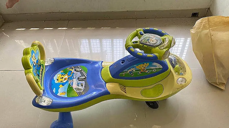 Rutschauto mit Lenkrad und Musik