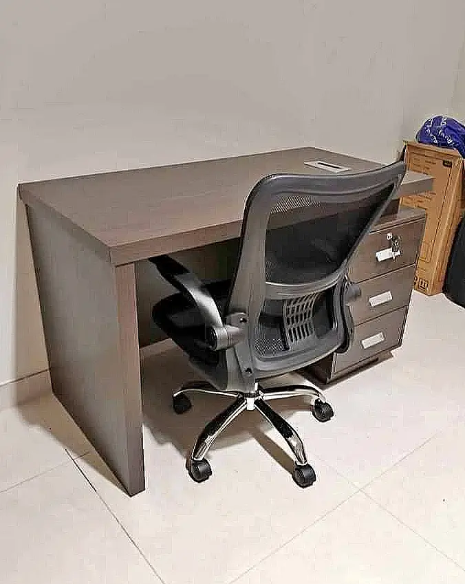 Bureau fonce avec caisson et fauteuil