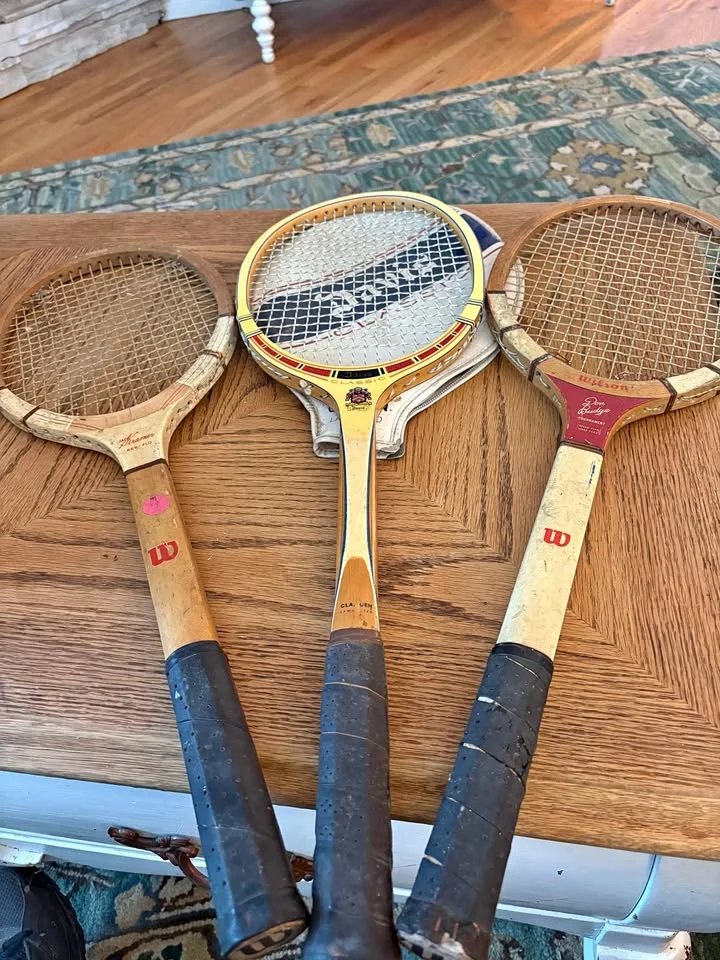 Tre racchette tennis vintage in legno