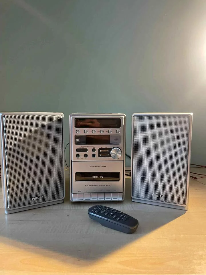 Philips mini stereo with CD, cassette, radio and speakers