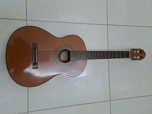 Chitarra classica acustica marrone su pavimento