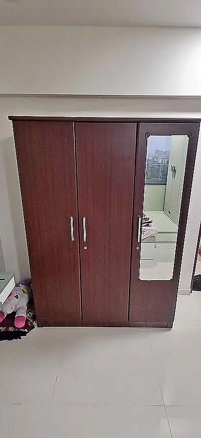 Kleiderschrank mit drei Türen und Spiegel