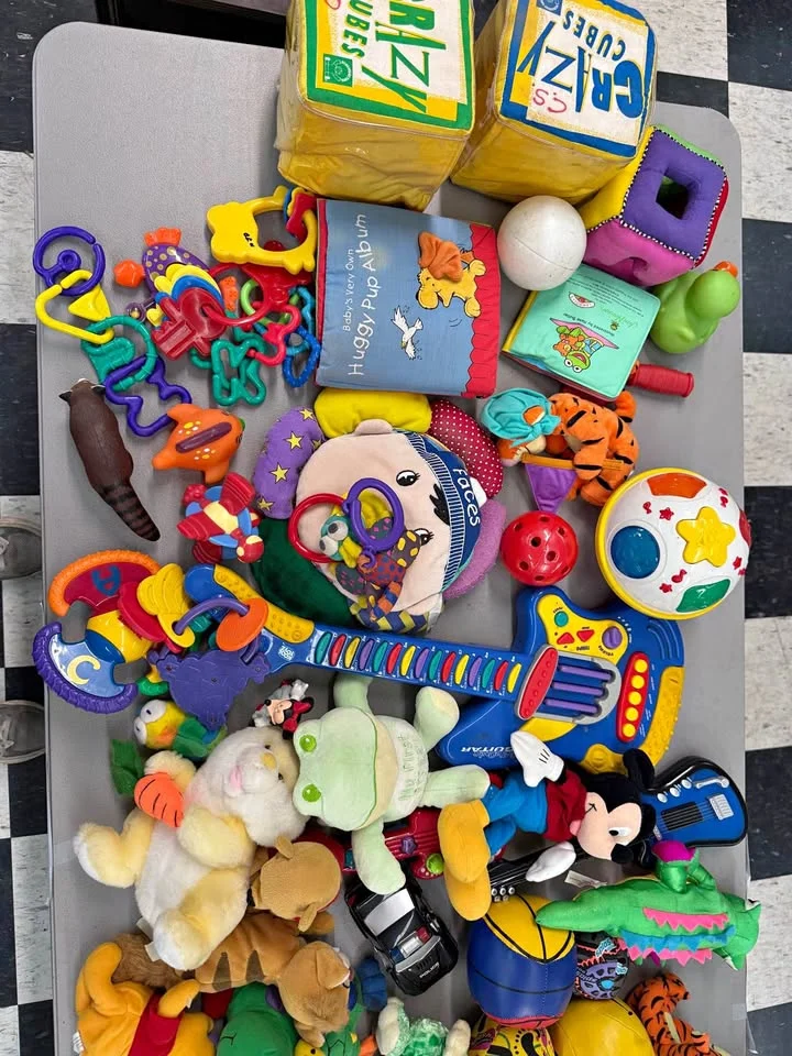 Lotto neonato: chitarra giocattolo, sonagli, peluche