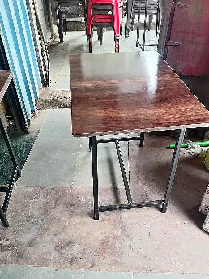 Mesa rectangular con patas de hierro