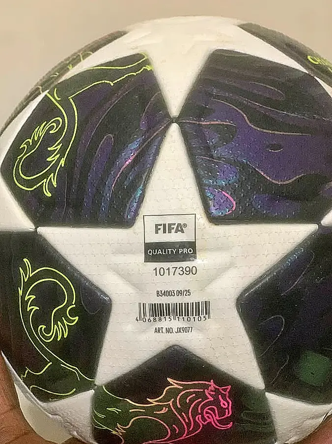 Ballon de football blanc et noir