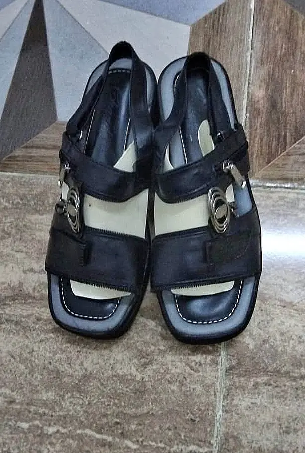 Sandales noires a boucle metallique doree