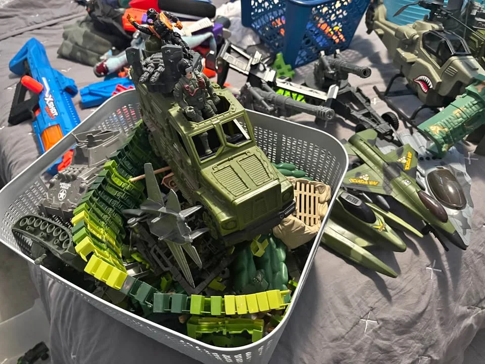 Lotto giochi militari: camion, aerei, fucili Nerf