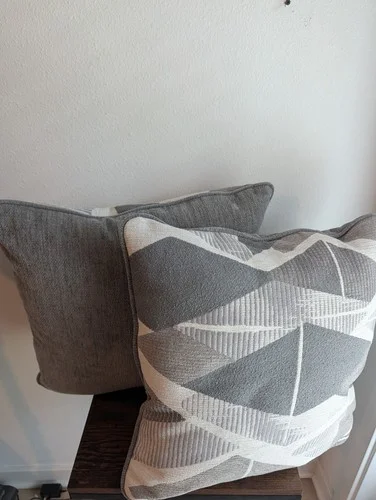 Coppia cuscini grigi con motivo geometrico