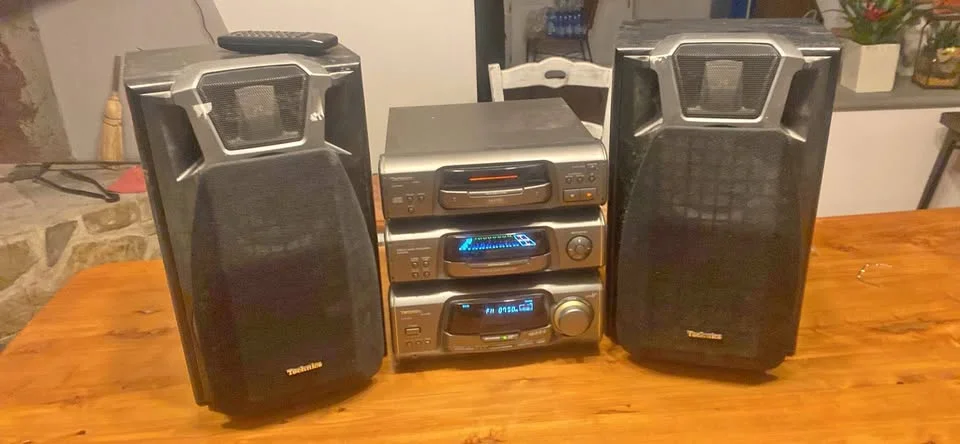 Technics Hi-Fi stereo with CD, cassettes and 2 large speakers