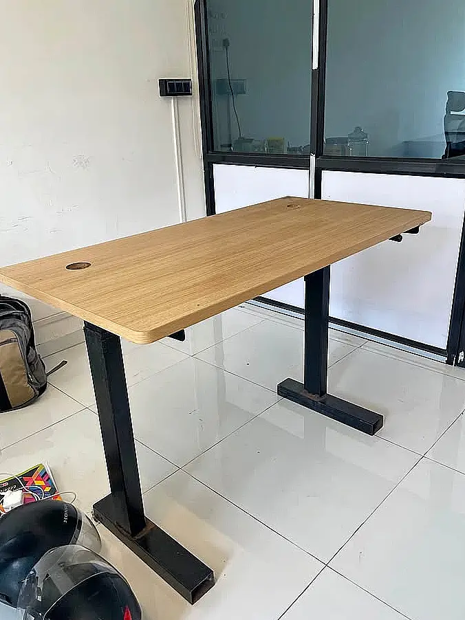 Schreibtisch mit Metallbeinen