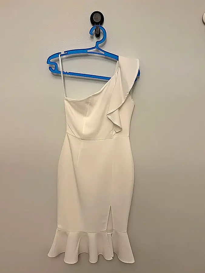 Robe courte blanche a volant asymetrique