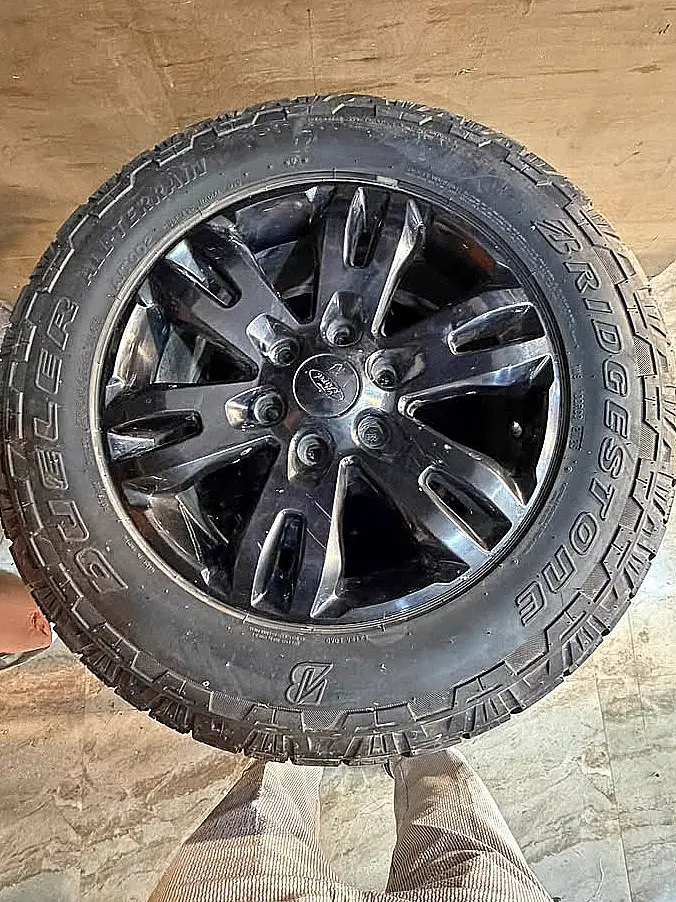 Ford Alufelge mit Bridgestone