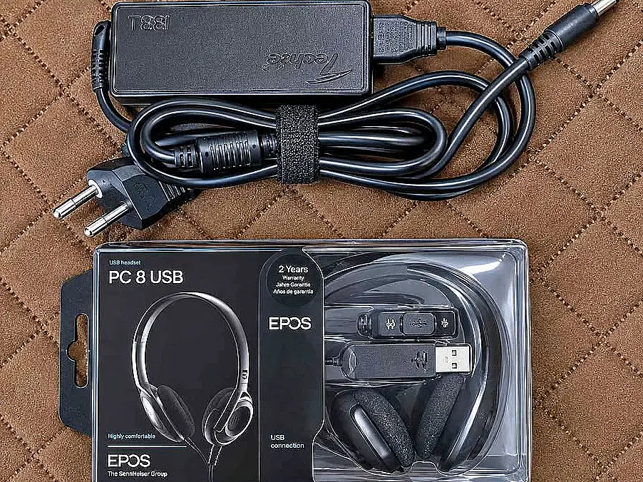 Headset EPOS PC 8 USB und Laptop-Netzteil