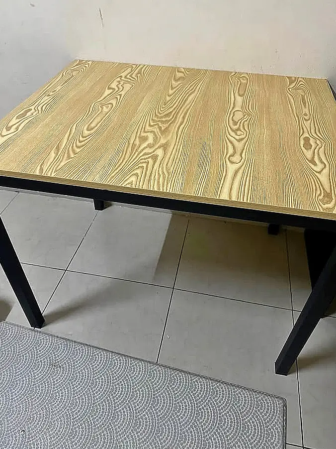 Petite table carree a pieds noirs