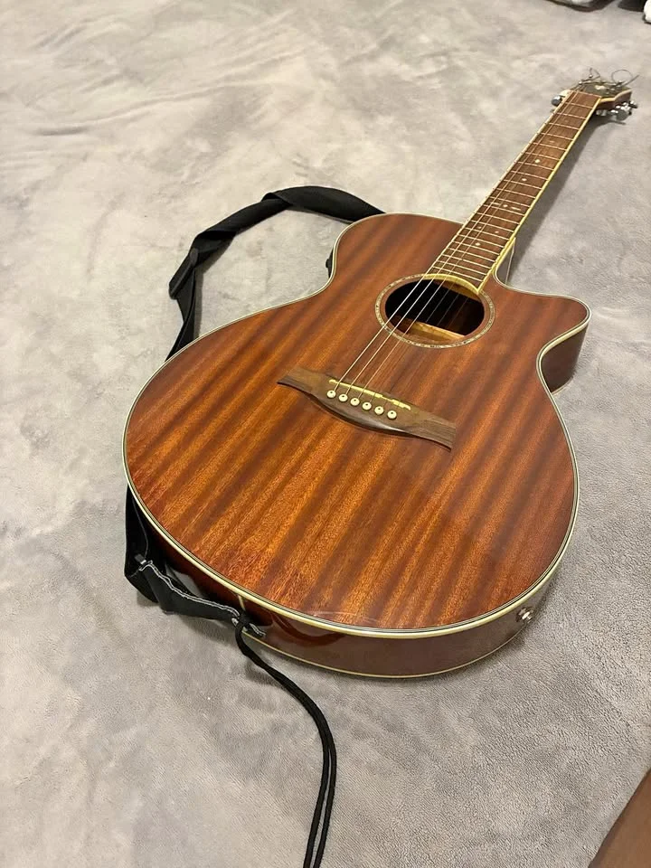 Chitarra acustica mahogany con tracolla