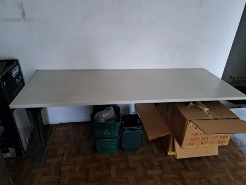 Grande tavolo scrivania bianco per ufficio
