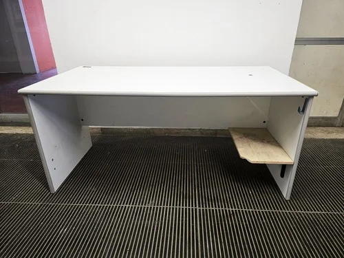Bureau blanc avec panneaux de soutien latéraux