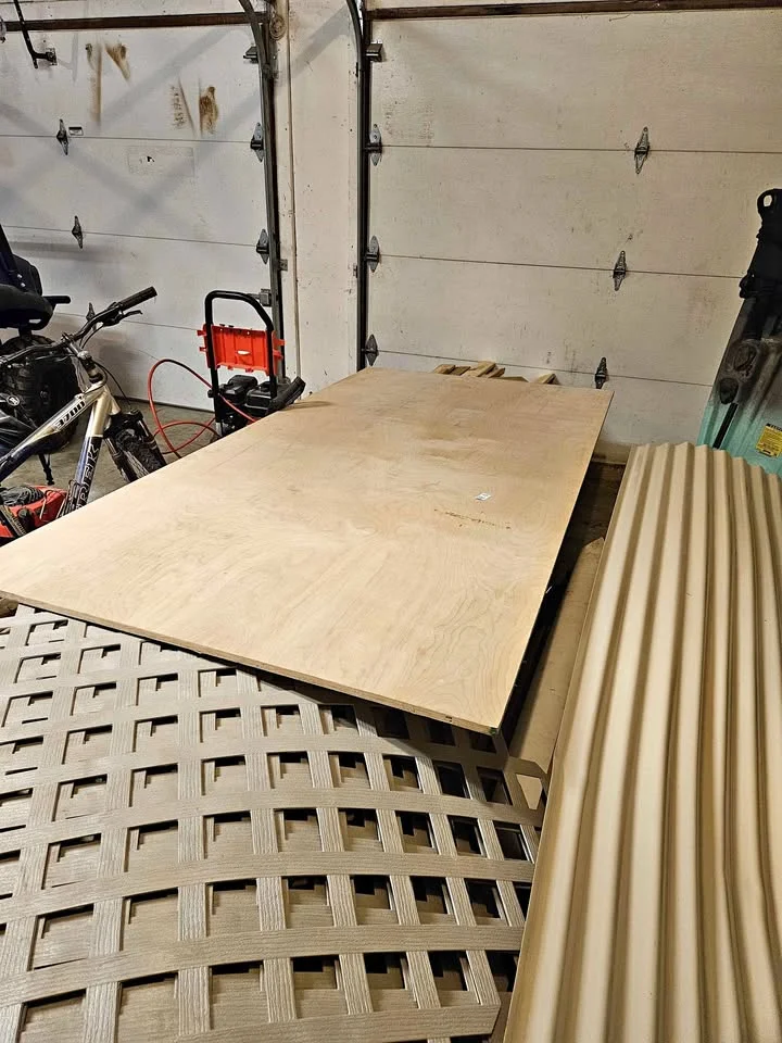 Tavola di compensato e grata in legno